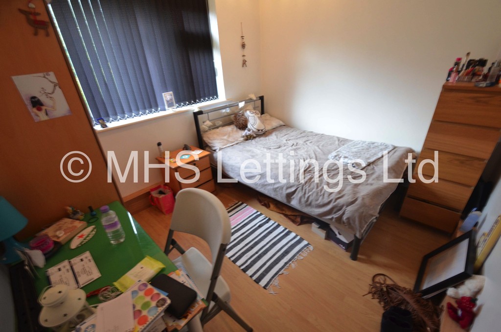 Photo of 3 Bedroom Apartment in 20 The Poplars, Leeds, LS6 2BT