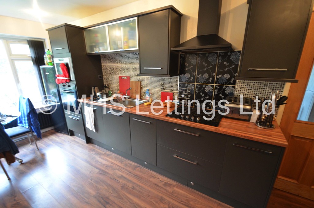 Photo of 3 Bedroom Apartment in 20 The Poplars, Leeds, LS6 2BT