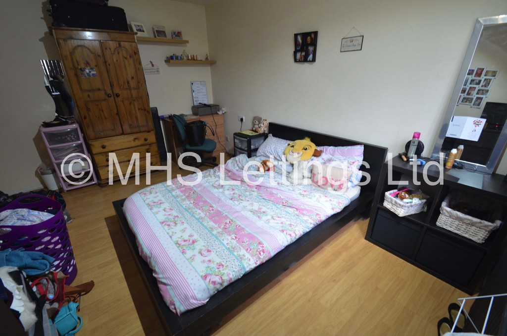 Photo of 3 Bedroom Ground Floor Flat in 27 The Poplars, Leeds, LS6 2BT