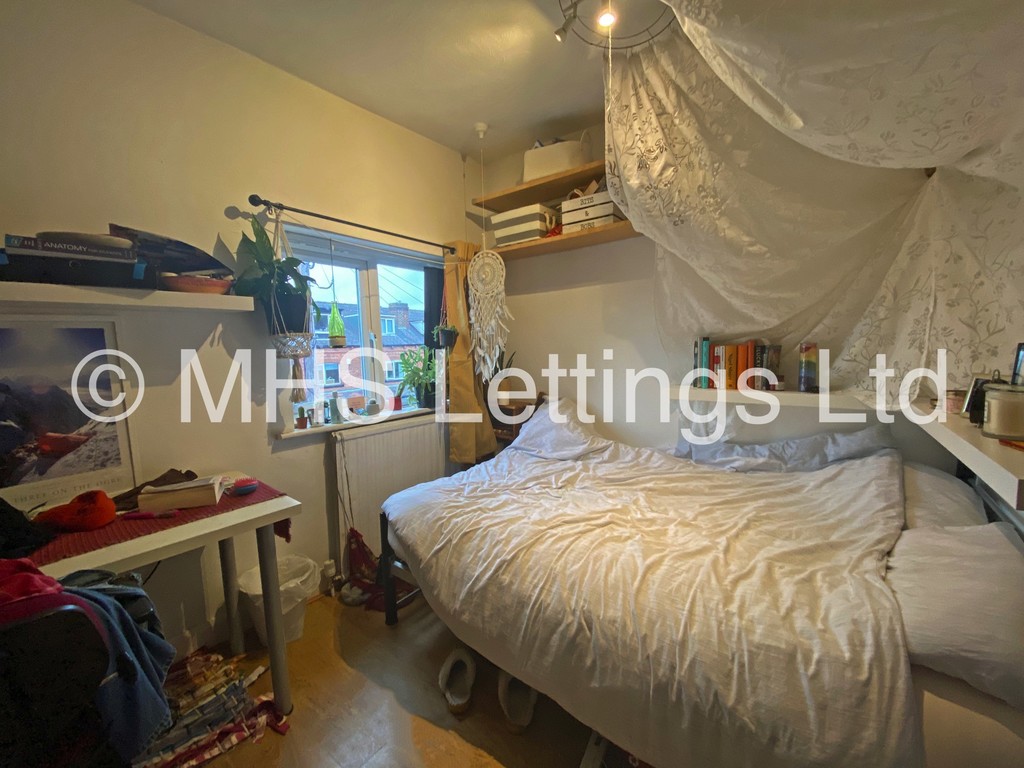Photo of 6 Bedroom Semi-Detached House in 1 Mayville Road, Leeds, LS6 1NF