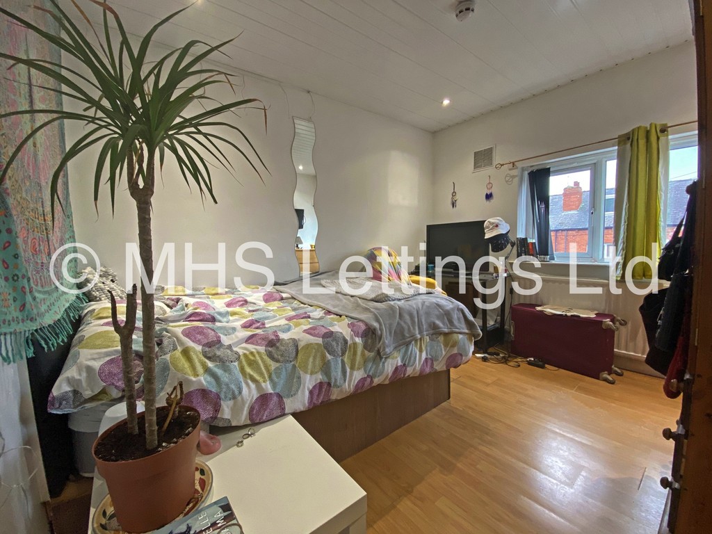 Photo of 6 Bedroom Semi-Detached House in 1 Mayville Road, Leeds, LS6 1NF