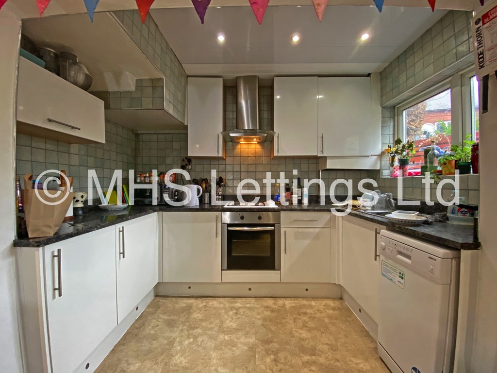 Photo of 6 Bedroom Semi-Detached House in 1 Mayville Road, Leeds, LS6 1NF