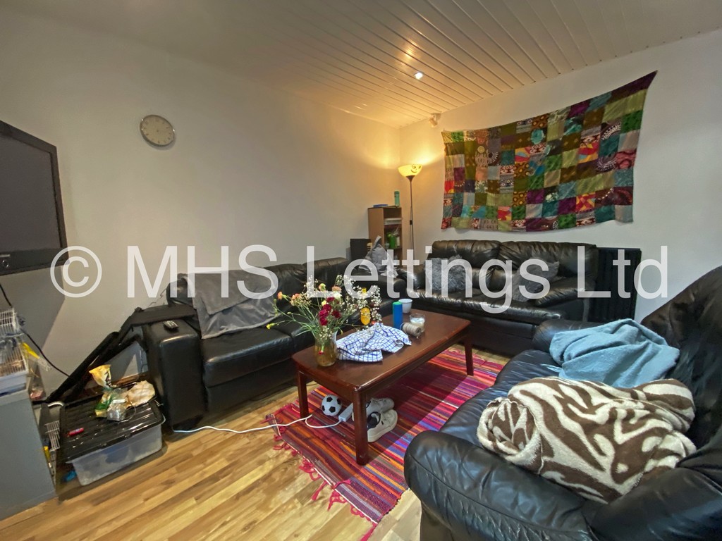 Photo of 6 Bedroom Semi-Detached House in 1 Mayville Road, Leeds, LS6 1NF