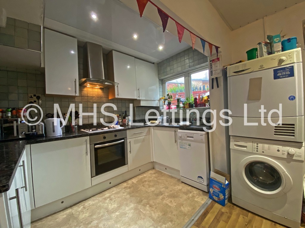 Photo of 6 Bedroom Semi-Detached House in 1 Mayville Road, Leeds, LS6 1NF