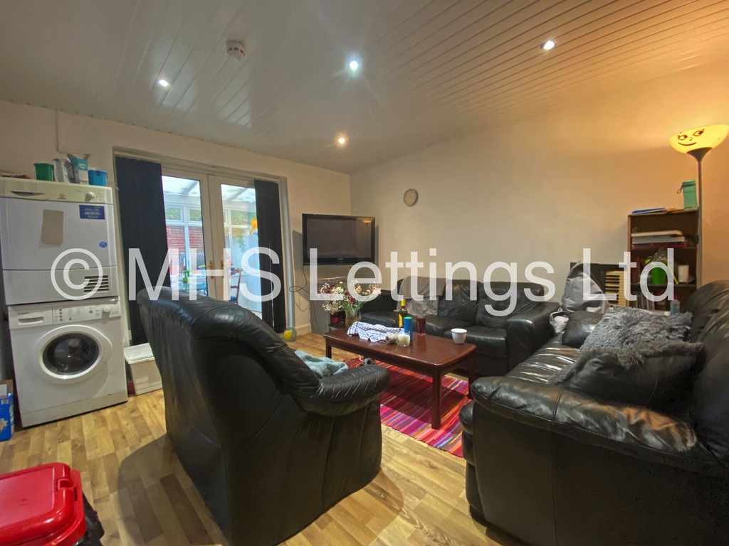 Photo of 6 Bedroom Semi-Detached House in 1 Mayville Road, Leeds, LS6 1NF