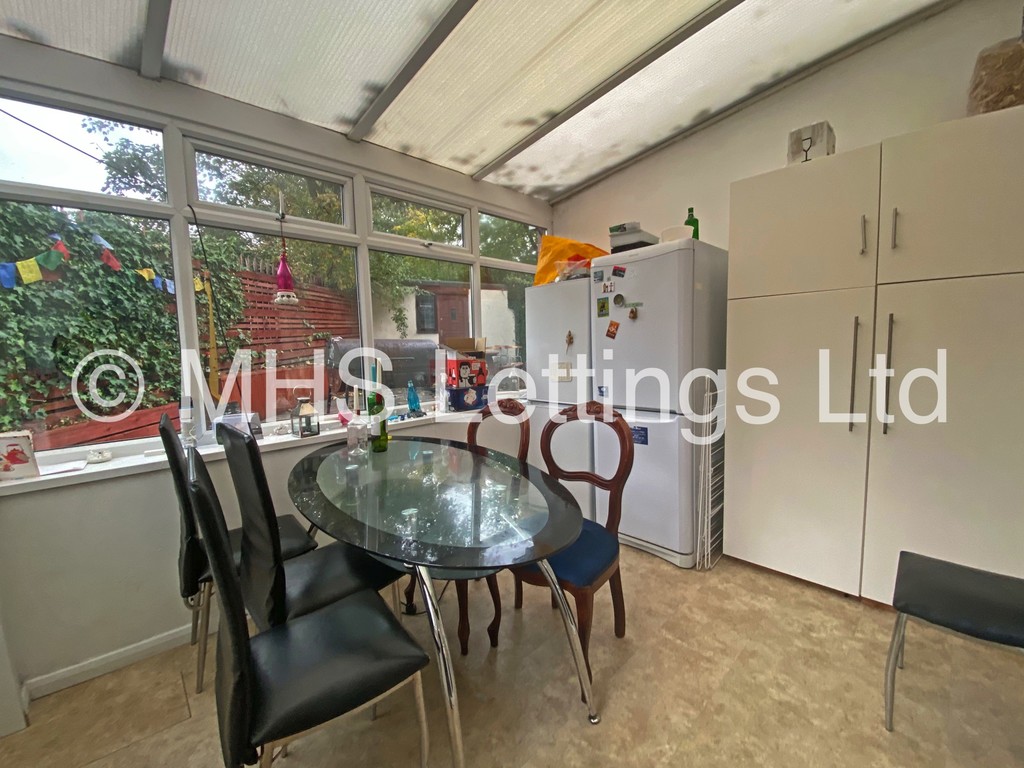 Photo of 6 Bedroom Semi-Detached House in 1 Mayville Road, Leeds, LS6 1NF