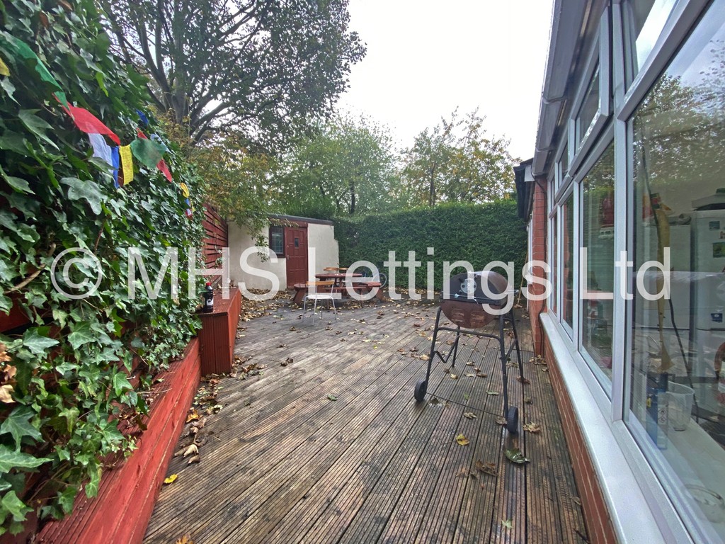 Photo of 6 Bedroom Semi-Detached House in 1 Mayville Road, Leeds, LS6 1NF