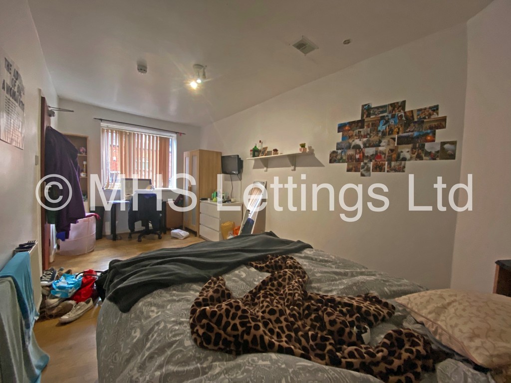 Photo of 6 Bedroom Semi-Detached House in 1 Mayville Road, Leeds, LS6 1NF