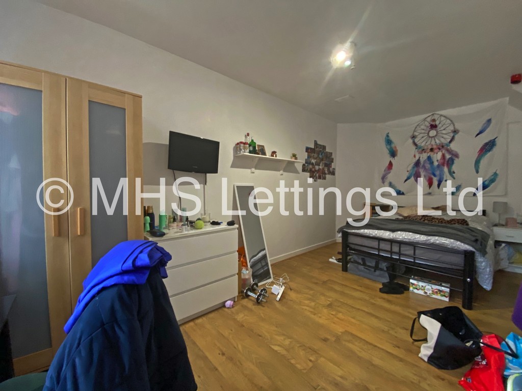 Photo of 6 Bedroom Semi-Detached House in 1 Mayville Road, Leeds, LS6 1NF
