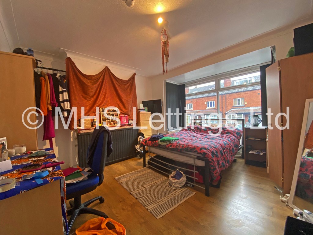 Photo of 6 Bedroom Semi-Detached House in 1 Mayville Road, Leeds, LS6 1NF