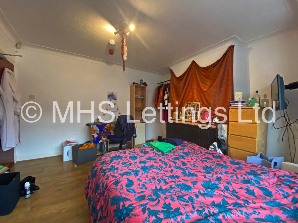 Photo of 6 Bedroom Semi-Detached House in 1 Mayville Road, Leeds, LS6 1NF