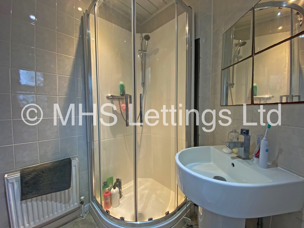 Photo of 6 Bedroom Semi-Detached House in 1 Mayville Road, Leeds, LS6 1NF