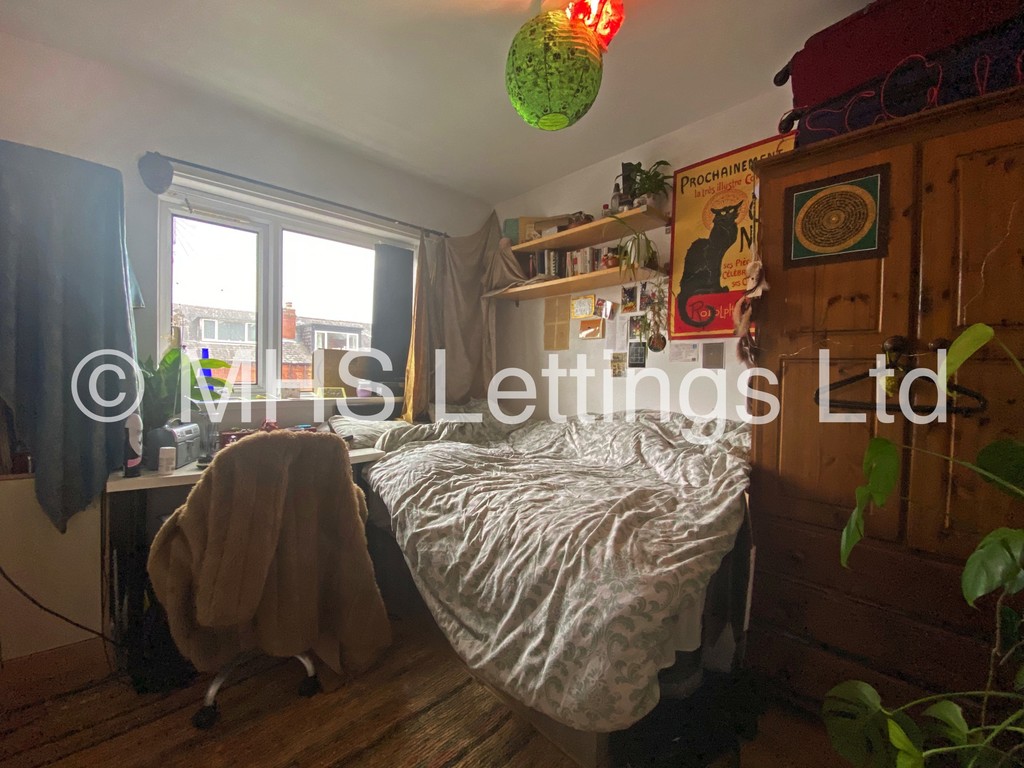 Photo of 6 Bedroom Semi-Detached House in 1 Mayville Road, Leeds, LS6 1NF