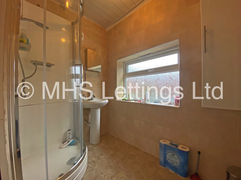 Photo of 6 Bedroom Semi-Detached House in 1 Mayville Road, Leeds, LS6 1NF