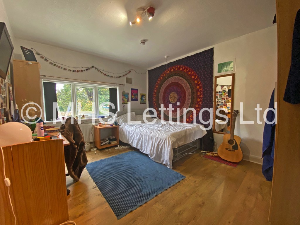 Photo of 6 Bedroom Semi-Detached House in 1 Mayville Road, Leeds, LS6 1NF