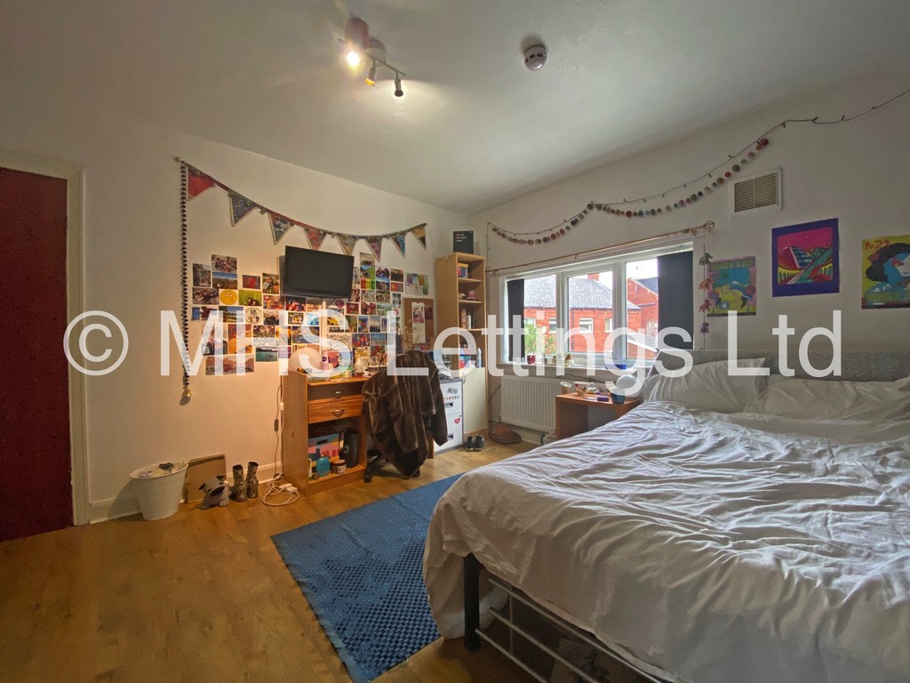 Photo of 6 Bedroom Semi-Detached House in 1 Mayville Road, Leeds, LS6 1NF