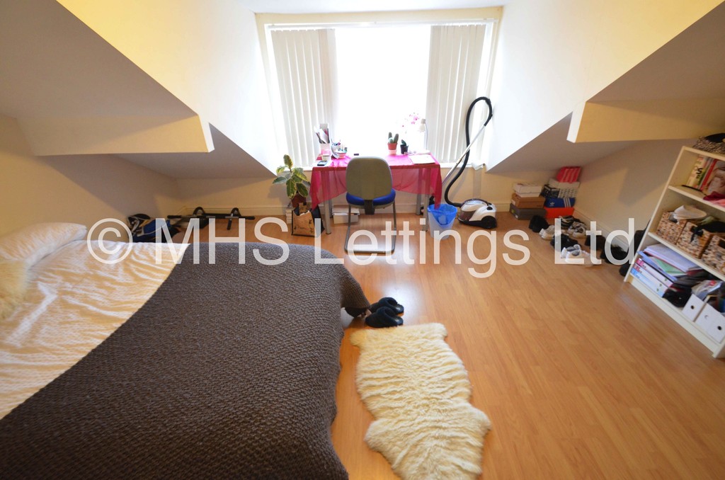 Photo of 4 Bedroom Mid Terraced House in 4 Welton Mount, Leeds, LS6 1ET
