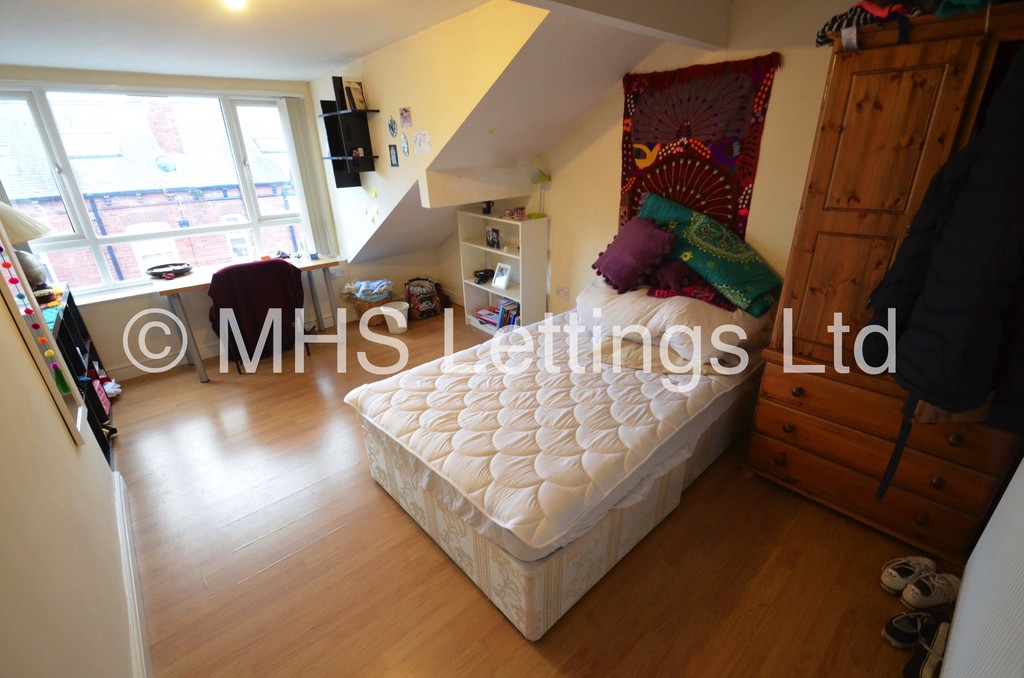 Photo of 4 Bedroom Mid Terraced House in 4 Welton Mount, Leeds, LS6 1ET