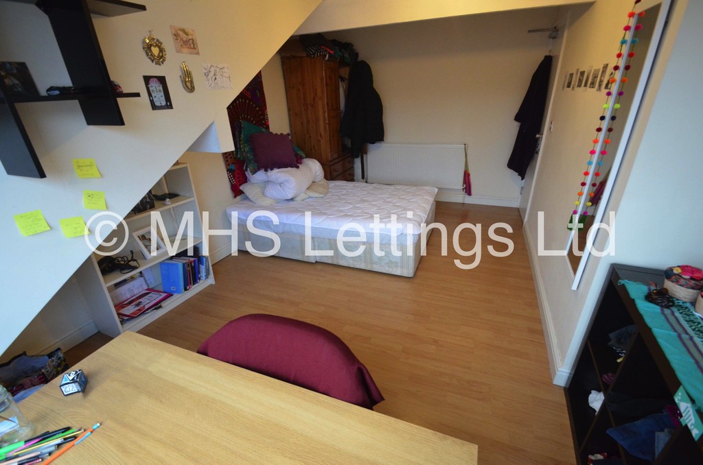 Photo of 4 Bedroom Mid Terraced House in 4 Welton Mount, Leeds, LS6 1ET