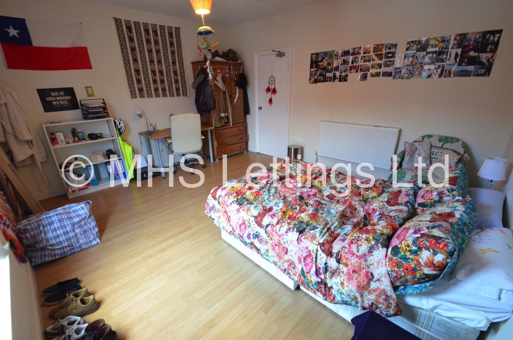 Photo of 4 Bedroom Mid Terraced House in 4 Welton Mount, Leeds, LS6 1ET