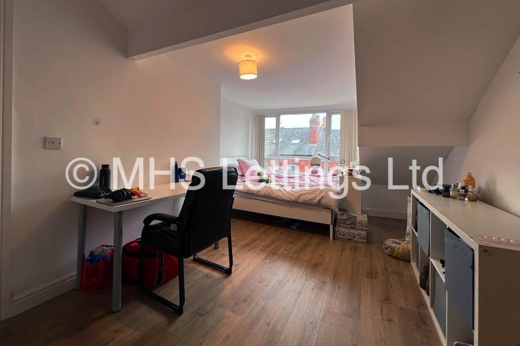Photo of 4 Bedroom Mid Terraced House in 4 Welton Mount, Leeds, LS6 1ET