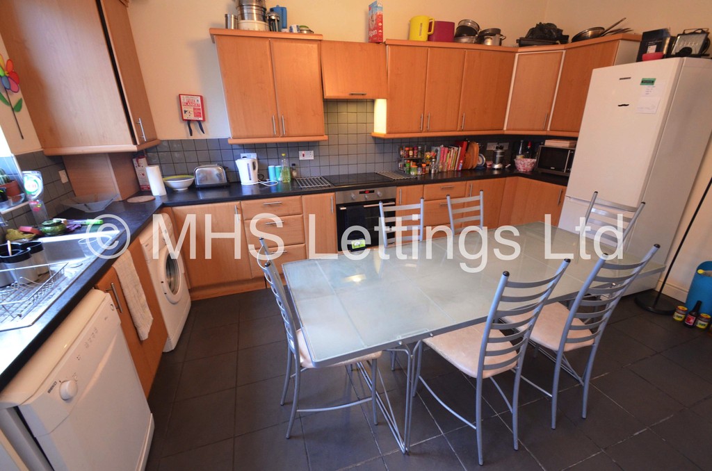 Photo of 4 Bedroom Mid Terraced House in 4 Welton Mount, Leeds, LS6 1ET