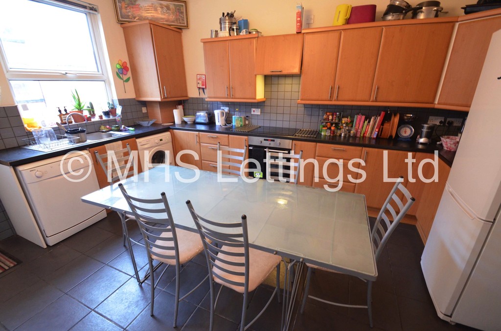 Photo of 4 Bedroom Mid Terraced House in 4 Welton Mount, Leeds, LS6 1ET