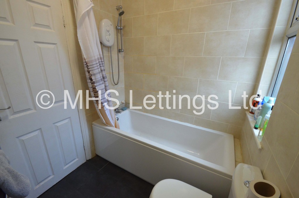 Photo of 4 Bedroom Mid Terraced House in 4 Welton Mount, Leeds, LS6 1ET