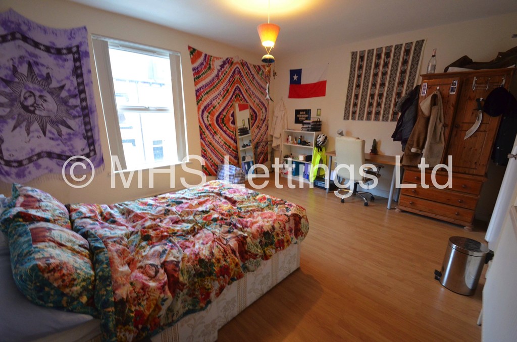 Photo of 4 Bedroom Mid Terraced House in 4 Welton Mount, Leeds, LS6 1ET
