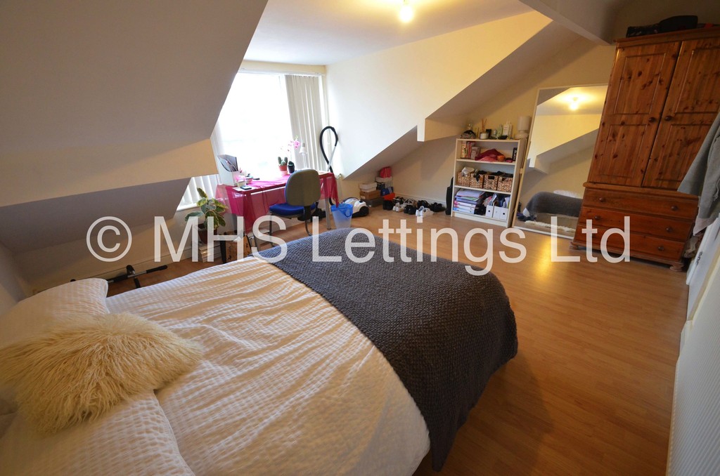 Photo of 4 Bedroom Mid Terraced House in 4 Welton Mount, Leeds, LS6 1ET