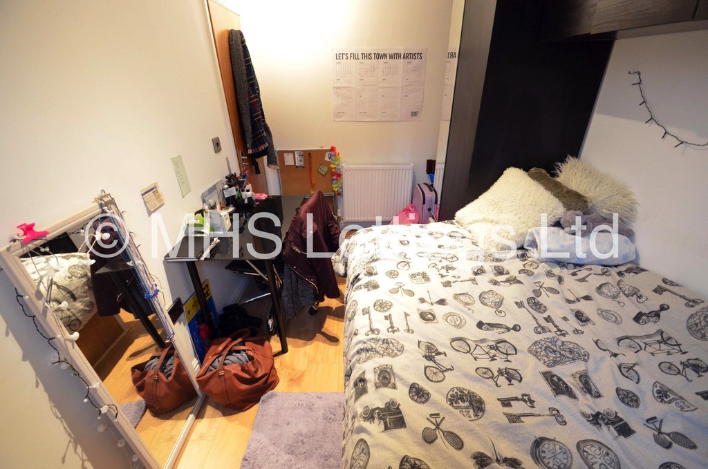 Photo of 5 Bedroom End Terraced House in 6 Cliff Mount Terrace, Leeds, LS6 2HR