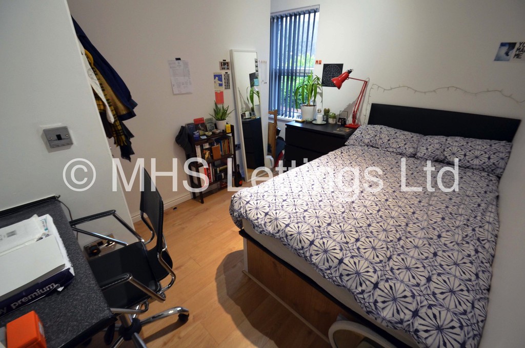 Photo of 5 Bedroom End Terraced House in 6 Cliff Mount Terrace, Leeds, LS6 2HR