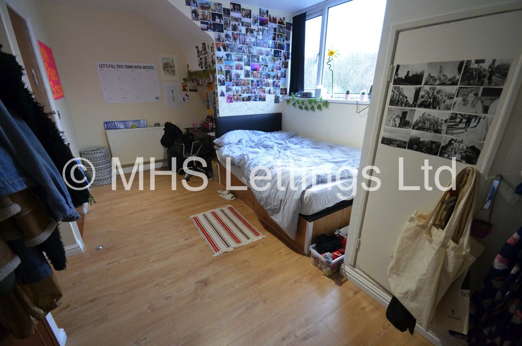 Photo of 5 Bedroom End Terraced House in 6 Cliff Mount Terrace, Leeds, LS6 2HR