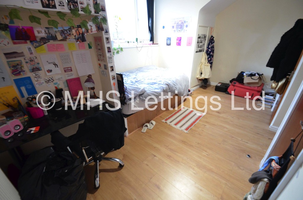 Photo of 5 Bedroom End Terraced House in 6 Cliff Mount Terrace, Leeds, LS6 2HR