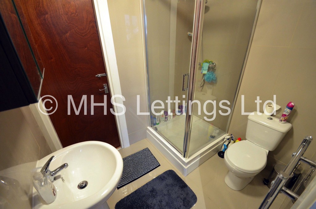 Photo of 5 Bedroom End Terraced House in 6 Cliff Mount Terrace, Leeds, LS6 2HR