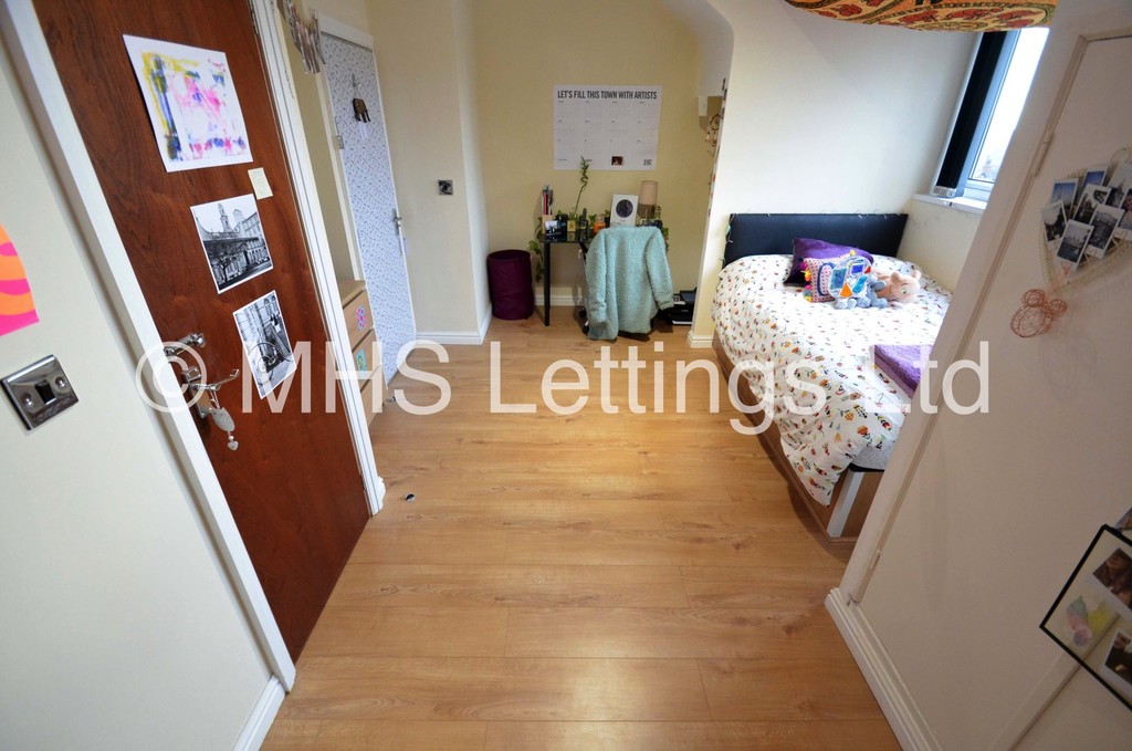 Photo of 5 Bedroom End Terraced House in 6 Cliff Mount Terrace, Leeds, LS6 2HR