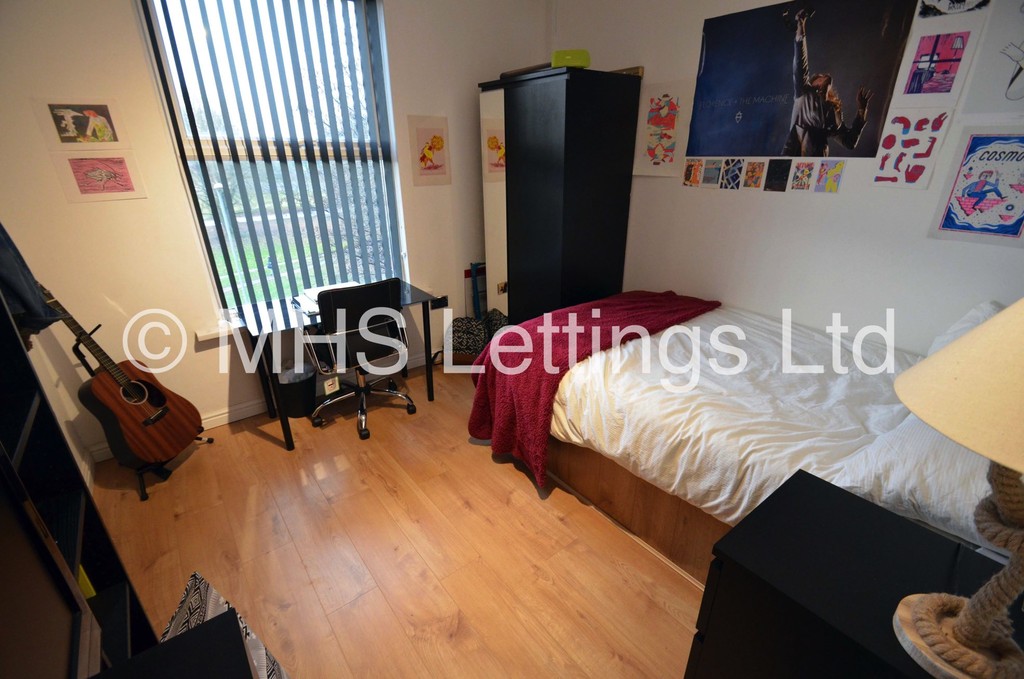 Photo of 5 Bedroom End Terraced House in 6 Cliff Mount Terrace, Leeds, LS6 2HR