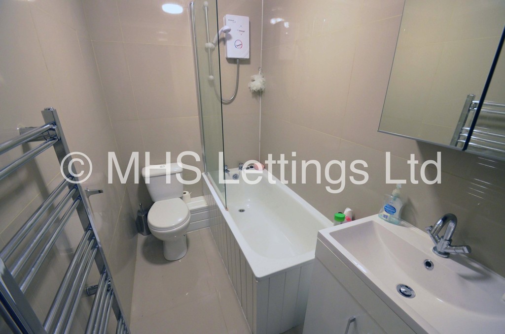 Photo of 5 Bedroom End Terraced House in 6 Cliff Mount Terrace, Leeds, LS6 2HR