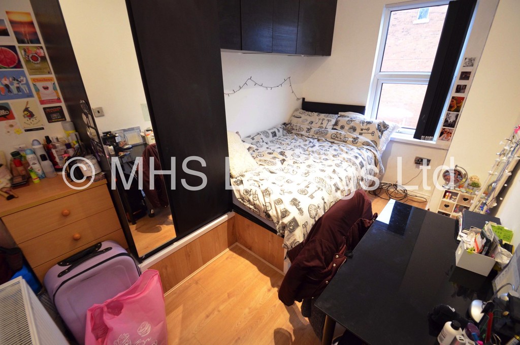 Photo of 5 Bedroom End Terraced House in 6 Cliff Mount Terrace, Leeds, LS6 2HR