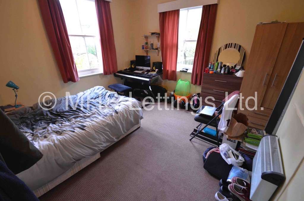 Photo of 10 Bedroom Mid Terraced House in 22 Regent Park Avenue, Leeds, LS6 2AU
