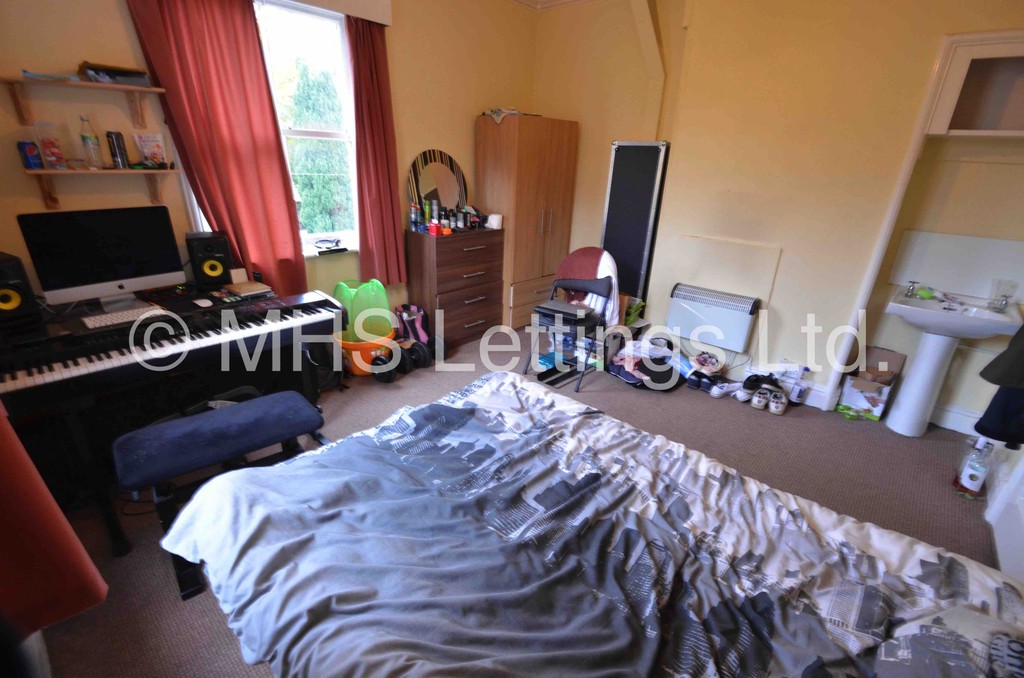 Photo of 10 Bedroom Mid Terraced House in 22 Regent Park Avenue, Leeds, LS6 2AU
