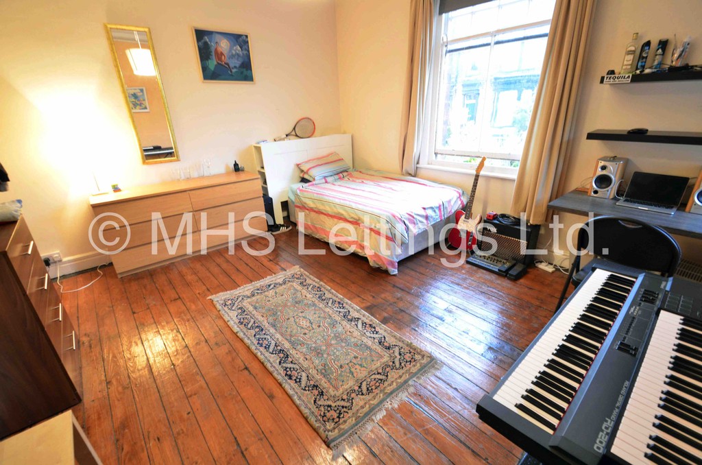 Photo of 10 Bedroom Mid Terraced House in 22 Regent Park Avenue, Leeds, LS6 2AU