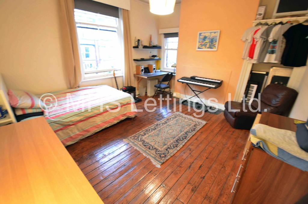 Photo of 10 Bedroom Mid Terraced House in 22 Regent Park Avenue, Leeds, LS6 2AU
