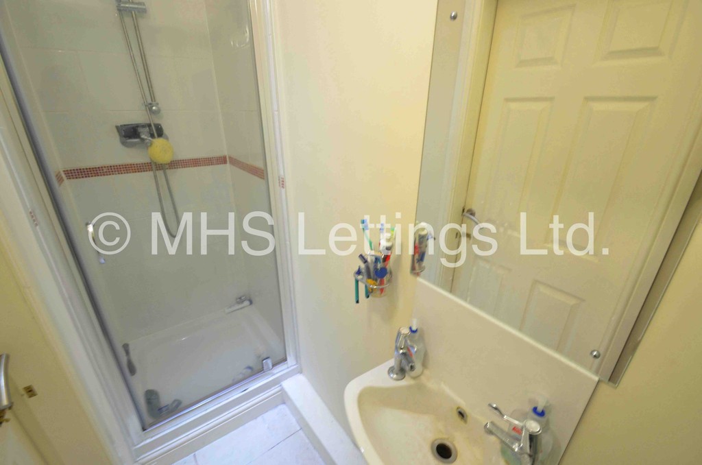 Photo of 10 Bedroom Mid Terraced House in 22 Regent Park Avenue, Leeds, LS6 2AU