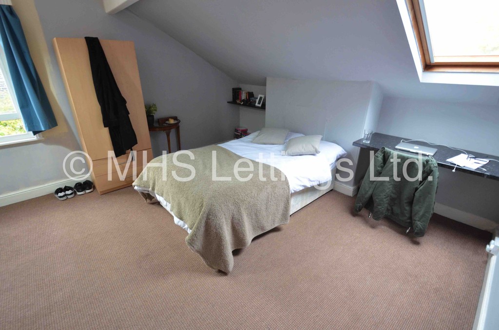 Photo of 10 Bedroom Mid Terraced House in 22 Regent Park Avenue, Leeds, LS6 2AU