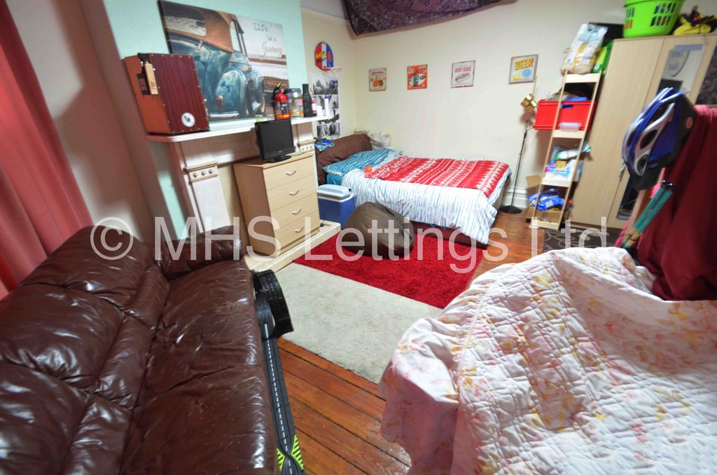 Photo of 10 Bedroom Mid Terraced House in 22 Regent Park Avenue, Leeds, LS6 2AU