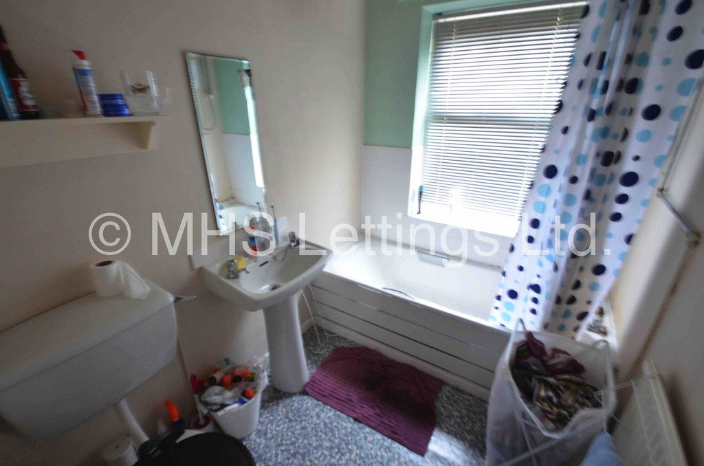 Photo of 10 Bedroom Mid Terraced House in 22 Regent Park Avenue, Leeds, LS6 2AU