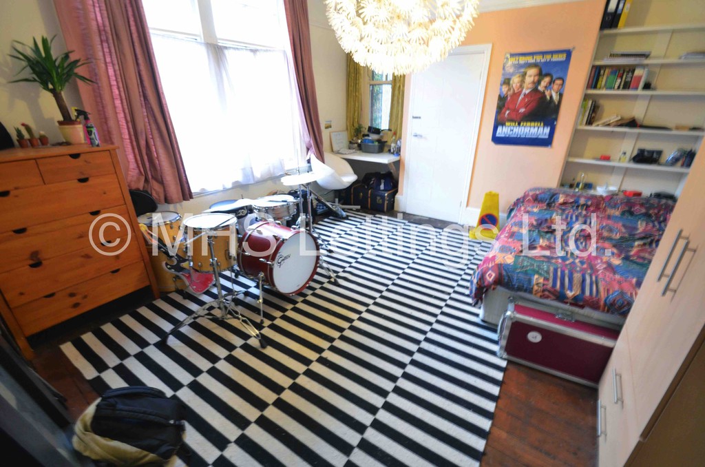 Photo of 10 Bedroom Mid Terraced House in 22 Regent Park Avenue, Leeds, LS6 2AU