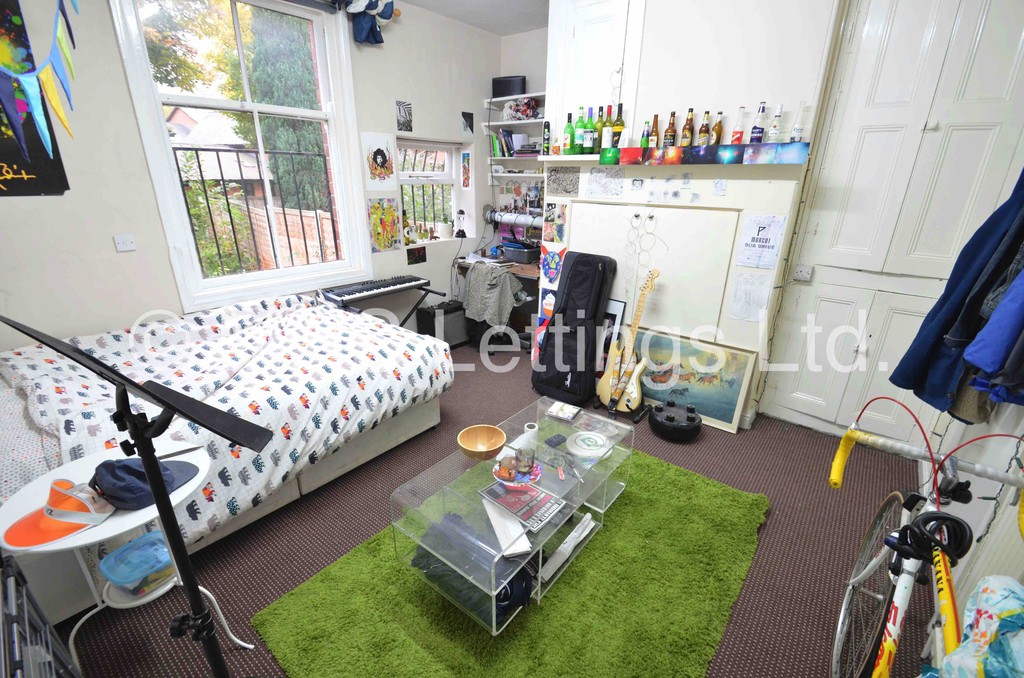 Photo of 10 Bedroom Mid Terraced House in 22 Regent Park Avenue, Leeds, LS6 2AU