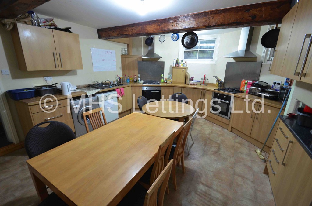 Photo of 10 Bedroom Mid Terraced House in 22 Regent Park Avenue, Leeds, LS6 2AU